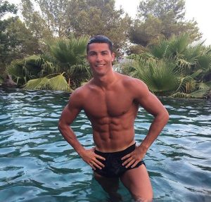 Cristiano+Ronaldo+ditches+knee+brace+and+wants+to+remind+us+he+still+has+insane+abs