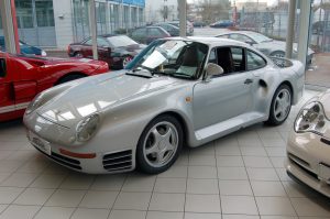 Porsche_959_silver_at_Auto_Salon_Singen