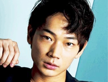 悲惨な生い立ちの芸能人20選!貧乏・イジメ・事故…壮絶エピソードも紹介